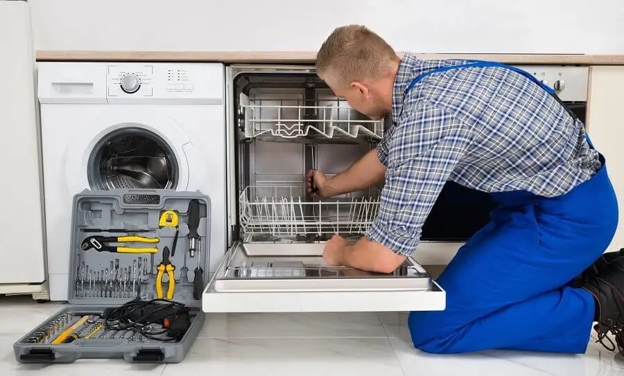 Pendik Hotpoint servisi teknisyen ekibi beyaz eşya tamiri yaparken